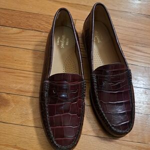 Elegant Burgundy Crocodile Pattern Loafers